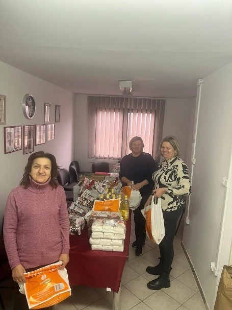 Podjela paketa hrane Caritasa Gospićko senjske biskupije